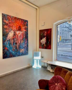 Katariina Souri Instagram - Jo pari kuukautta muutama teokseni on ollut esillä Helsingin Kalliossa sijatsevassa liiketilassa @1981helsinki osoitteessa Helsinginkatu 16. 

Huhtikuusta eteenpäin saan käyttööni aiempaa isomman osuuden ihanasta liiketilasta, jossa toimii mm. vaatealan yrittäjiä. Mahtavaa olla osa innovatiivista luovaa yhteisöä 🥰

Jonkinlaiset avaisetkin siis tulossa, ja huhtikuusta alkaen olen showroomissa itse paikalla ennalta ilmoitettuina ja sovittuina aikoina.