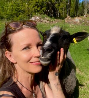 Katariina Souri Instagram - Laitumella lampaiden kanssa ❤️😍

Normaalisti kitken täällä nokkosia ja lupiineita. Aamun rakas rutiini 🥰 Kyykkiminen on muuten hyväksi keholle, ja myös nokkosen pistokset ovat terveellisiä!

Piti tehdä Insta liveä @juttaniala kanssa, mutta puhelimen mikrofoni hajos! Huomenna uutta luuria ostamaan. 

No, otin kuvia kun kerran laitoin piilarit päähän ja vähän meikkasin 😂😂

#kivikumpu #taiteilijaelämää @katariina.souri