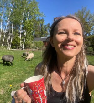 Katariina Souri Instagram - Laitumella lampaiden kanssa ❤️😍

Normaalisti kitken täällä nokkosia ja lupiineita. Aamun rakas rutiini 🥰 Kyykkiminen on muuten hyväksi keholle, ja myös nokkosen pistokset ovat terveellisiä!

Piti tehdä Insta liveä @juttaniala kanssa, mutta puhelimen mikrofoni hajos! Huomenna uutta luuria ostamaan. 

No, otin kuvia kun kerran laitoin piilarit päähän ja vähän meikkasin 😂😂

#kivikumpu #taiteilijaelämää @katariina.souri