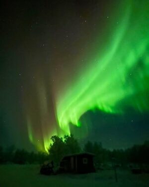 Katariina Souri Instagram - Saavuin juuri Kilpisjärvelle 😍 Tai oikeammin läheiselle Peerajärvelle. Taivaallinen vastaanotto. Tuntuu sielussa asti.

Pakkasta 30 astetta, mutta mulla muikeat oltavat revontuli-iglussa. Ansaittu viikon loma! Neljä vuotta olen odottanut paluuta pohjoiseen. Kiitos @arcticlandadventure