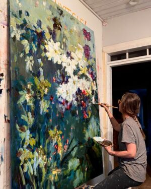 Katariina Souri Instagram - Arkista ahertamista. Pientä hiomista vaille valmis maalaus. Huomatkaa tyylikäs työasu 😍😀

Getting the job done! 😍 
Not very glamourous process. The work of artist is often way too romanticized. 

#art #contemporaryart #taide #kuvataide @katariina.souri