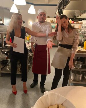Katarina Čas Instagram - After exactly two years, it’s a wrap on #JaChef for me. 🎬🍾🎉❤️ (already shot episodes are still due to come)
This was the longest time I have ever spent on filming a project and it was a blast. A lot of work and stress but also a lot of fun and love. ❤️❤️ Thanks to the amazing team!!! 
Ekipa Chefa je bila kot moja druga familija. Hvala vsem. Od igralske zasedbe, do vseh v maski in kostumu, pa snemalci, dop-ji, reziserja, sound ljudje, focus pulerji, producenti, scenografi, kuharji, asistenti, montazerji, postprodukcija…U rock🚀