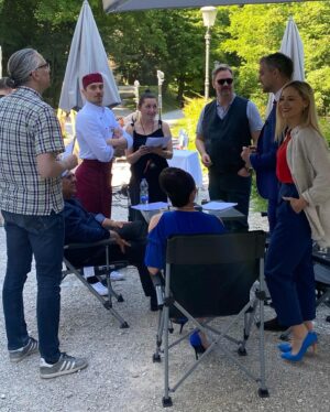 Katarina Čas Instagram - After exactly two years, it’s a wrap on #JaChef for me. 🎬🍾🎉❤️ (already shot episodes are still due to come)
This was the longest time I have ever spent on filming a project and it was a blast. A lot of work and stress but also a lot of fun and love. ❤️❤️ Thanks to the amazing team!!! 
Ekipa Chefa je bila kot moja druga familija. Hvala vsem. Od igralske zasedbe, do vseh v maski in kostumu, pa snemalci, dop-ji, reziserja, sound ljudje, focus pulerji, producenti, scenografi, kuharji, asistenti, montazerji, postprodukcija…U rock🚀