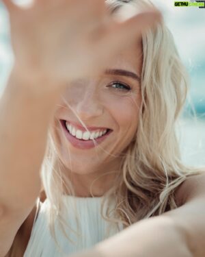 Katarina Flatland Instagram - Den siste uka har jeg fått så mange hyggelige meldinger❤️ Både med ønske om god bedring ifm infeksjonen jeg hadde, og bursdagshilsener i går!❤️

Det har vært en uke full av kontraster, og jeg setter skikkelig stor pris på all kjærlighet fra så mange fine folk!🫶🫶🫶🫶

Foto: @astridwaller 
Styling: @mariafuhre 
Makeup: @charlotte.wold 
@kkmagazine