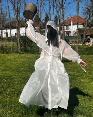 Katarzia Instagram - Čauko čarodejnice, ôsmeho júna (8.6.) máme koncert v Prahe v @skautskyinstitut na pavlači a zahrá so mnou @aidkidcz a na živé bicie Oliver, @linystraznikzmarzu, s ktorým sme hrali aj Agnostiku. 

Okrem mojej skupinky náčelníkov zahrá aj fenomenálna vizionárka @josefinaduskmusic 
Lístky sú na gooute 🫶🏻

Ďakujem @neheraofficial za záhradný swag.💛🍊🍍

#rodicia #zahradnici #tyranirodicuajejichpsafocenim