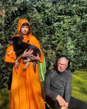 Katarzia Instagram - Čauko čarodejnice, ôsmeho júna (8.6.) máme koncert v Prahe v @skautskyinstitut na pavlači a zahrá so mnou @aidkidcz a na živé bicie Oliver, @linystraznikzmarzu, s ktorým sme hrali aj Agnostiku. 

Okrem mojej skupinky náčelníkov zahrá aj fenomenálna vizionárka @josefinaduskmusic 
Lístky sú na gooute 🫶🏻

Ďakujem @neheraofficial za záhradný swag.💛🍊🍍

#rodicia #zahradnici #tyranirodicuajejichpsafocenim