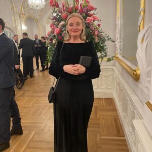 Katarzia Instagram - Mama má dnes veľký deň, pretože jej bolo udelené ocenenie Pribinov kríž II. triedy za mimoriadne zásluhy o kultúrny rozvoj Slovenskej republiky.

Ďakujeme pani prezidentke @zuzana_caputova, je to pre našu rodinu veľká česť a sme na mamu hrdí.

Moja mama, fantastická divadelná herečka, bola pre mňa vždy vzorom v otvorených a tolerantných názoroch a aj v tom, že hrá divadlo, aj keď je šťastná, aj keď sa trápi, aj keď je zdravá, aj keď je chorá, ale vždy naplno a krásne a najviac ma na nej baví jej znamenitá komediálna stránka:) V reálnom živote mimo javiska sa dokáže jasne postaviť proti nespravodlivosti a keď to doba vyžaduje, bojovať za práva druhých ľudí, pretože naše hodnoty stoja na láskavosti a empatii k ostatným.

Slovensko prechádza náročným obdobím, v ktorom je vážne ohrozená demokracia a ja verím, že zvíťazí dobro.

Mami gratulujem, si statočná ❤️
