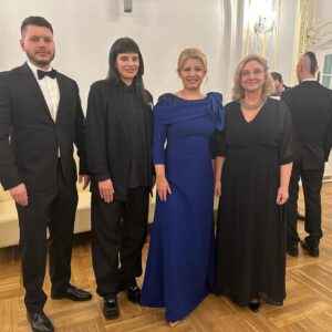 Katarzia Instagram - Mama má dnes veľký deň, pretože jej bolo udelené ocenenie Pribinov kríž II. triedy za mimoriadne zásluhy o kultúrny rozvoj Slovenskej republiky.

Ďakujeme pani prezidentke @zuzana_caputova, je to pre našu rodinu veľká česť a sme na mamu hrdí.

Moja mama, fantastická divadelná herečka, bola pre mňa vždy vzorom v otvorených a tolerantných názoroch a aj v tom, že hrá divadlo, aj keď je šťastná, aj keď sa trápi, aj keď je zdravá, aj keď je chorá, ale vždy naplno a krásne a najviac ma na nej baví jej znamenitá komediálna stránka:) V reálnom živote mimo javiska sa dokáže jasne postaviť proti nespravodlivosti a keď to doba vyžaduje, bojovať za práva druhých ľudí, pretože naše hodnoty stoja na láskavosti a empatii k ostatným.

Slovensko prechádza náročným obdobím, v ktorom je vážne ohrozená demokracia a ja verím, že zvíťazí dobro.

Mami gratulujem, si statočná ❤️