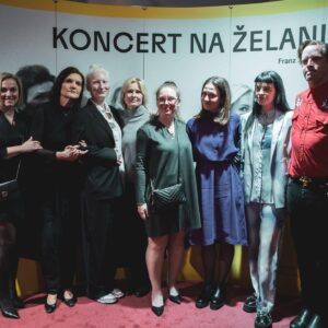 Katarzia Instagram - Sme po premiére v činohre Slovenského národného divadla🎷 bol to pekný mesiac a pol v tejto magickej inštitúcii. Ďakujem za tímovú prácu a že som mohla zložiť a napísať 🎼 milujem Kamilu😍

Predstavenie Koncert na želanie
Autor: Franz Xaver Kroetz
Réžia: @kamilapoli 
Dramaturgia: @kicsiny 
Scénografia: Antonín Šilar
Kostýmy: @zuzana_scerankova 
Hrajú: @hilmerovamonika  Jana Oľhová, Ingrid Timková
Hudba a texty: Katarzia
Stáž: @mira.manka @roberta.chrtanska 
Mix hudby: @oliver_torr 
AD: @moon__in__daylight 
Zvuk: Mexo
Svetlá: Martin Tomaško, Michal Preis, Andrej Ferencz
Stavby: Martin Brecner, Marek Martanovič
Props: Monika Česneková Padrtová, Tatiana Hajnušová
Garderóba: @dasa.kristofovicova 
Masky: Monika Olanová
Konštruktérka scény: Bianka Fukariová

lístky na www.snd.sk

Dúfam že čas instagramu čoskoro zomrie a niektorí prestanú byť tak osamelí, ako je pani Raschová v tejto hre!