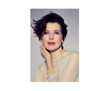 Katarzyna Herman Instagram - „Cooltowa „ już 
okładka „zwierciadła” ,
którą jakiś czas temu,
 na festiwalu filmowym we Włoszech oczarowałam ,tak !,
wybitnego reżysera ukraińskiego Sergieja Łoźnicę tak 
że : 
-obejrzał nasz film „w sypialni” 
-komplementował
-dał mi scenariusz swojego nowego filmu i chciał żebym zagrała 
-przyjechał do Polski ,
-rozmawiał  z moim macierzystym teatrem … 
……A potem zniknął w mgłach Majdanu -może jeszcze tego filmu nie nakręcił ? 
Napisać do Niego ? 
Co mi radzicie? 
#throwbackthursday 
Chociaż dzisiaj piątek 
/⬆️ nie zmyślam -mam świadków …i ten scenariusz