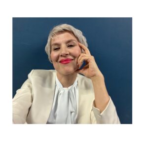 Katarzyna Herman Instagram - —-Mój ulubiony kolor to biel ,jestem laborantką,mam lat -powiedzmy -trzydzieści ,panicznie boje się zarazków .. 
dzisiaj padły te słowa ze sceny już po raz 540 
Najbliższe spektakle : 
8.04 -Ostrołęka 
19.04-Kielce 
20.04-Biała Podlaska 
21.04-Przemyśl 
22.04-Krakow 

11.05-Poznań
12.05-Gorzów
13.05-Warszawa
#praca#teatr #pożegnanieKrólika