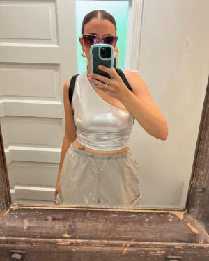 Kate Peterman Instagram - 🪩🐎🐝👽