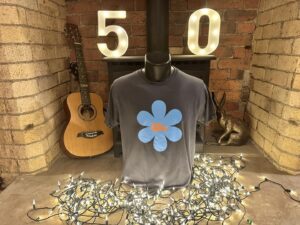 Kate Rusby Instagram - Just sayin’😃 New 🌟Est 1973🌟 70s flower T and H o o d y 🎊🥰
Freda even came for a gander 😁🎄
Get yours on tour or from our shop.