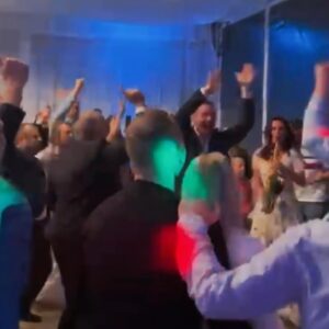 Kateřina Janečková Instagram - Saxofon na svatbě může fungovat jako klidný doprovod ale taky rozpoutat brutální party! Tak to vidím já!😃Co byste si vybrali Vy?😁🥳🎷💃🕺🙌🏻🎊
Sobotní svatba pod taktovkou @luckywedding.cz 🎶