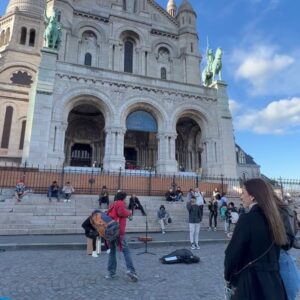 Kateřina Janečková Instagram - Další busking meta splněna!🇫🇷✨💃🎷Zahrát si na saxofon v Paříži při západu slunce pro stovky lidí sedících na schodech pod Sacré Cœur, to byl můj dnešní zážitek. Romantickej, až na půdu baziliky.💗 
Dokonce za mnou přišla sledující (taky muzikantka:)) z Česka, což mě fakt potěšilo!🥰 
FYI: Na busking rozhodně doporučuju. Povolení jsem neměla a nemělo by být třeba.