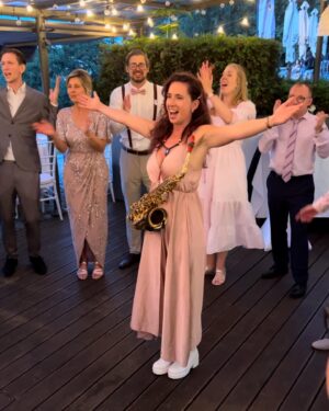 Kateřina Janečková Instagram - Děkuju! 🙏

	1.	V únoru na Bali jsem si afirmovala (viď, Šárko?), že poletím privátním letadlem díky saxofonu. Splněno!! ✈️ (Díky, Leni!)
	2.	Zbožňuju ten napínavej moment před tím, než poprvé fouknu na akci do saxofonu! 🎷 (Díky, Martine!)
	3.	Hraní na oslavách padesátin teď u mě na programu frčí ze všeho nejvíc. Z této mě rovnou poptali i na hraní na svatbě. Ještě letos! Nejlepší feedback! ❤️ (Díky, Broňo!)
	4.	Většinu času pořád trávím v autě. Třeba kafem ☕.. (Děkuju, Aleši!)
	5.	.. nebo třeba taky s vínem od @vinarstvifabikovic 🍷 (Díky za tohle propojení, Klárko, ty víš!)
	6.	Konečně si vybírám projekty, které mě opravdu baví! ✨ (Díky, Šimone!)
	7.	„Jéé, vy jste ta saxofonistka, díky které jsem před rokem začala hrát na saxofon!“ 🎶 (Díky, Ivanko, a všem, kdo mi to říkáte. Je Vás neskutečně moc! 🥹Všech generací!)
	8.	Svatby! Děkuju, že můžu prožívat lásku s Vámi! 💕