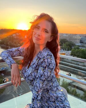 Kateřina Janečková Instagram - V 1 jedinej den: co vnímáte Vy a co je za oponou?
Emoční a energická labilita, vyčerpanost protkaná vděčností. Tenhle život je zatraceně barevnej, poznávám nepředstavitelný odstíny stavů a nálad. A většinu času jsem low, abych pak se ságem pro Vás mohla být high as *🙌🏻
A takhle stále dokola🔄, se snahou snižovat vrcholy sinusoidy směrem ke středu.