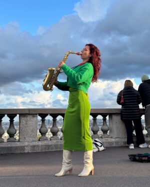 Kateřina Janečková Instagram - Další busking meta splněna!🇫🇷✨💃🎷Zahrát si na saxofon v Paříži při západu slunce pro stovky lidí sedících na schodech pod Sacré Cœur, to byl můj dnešní zážitek. Romantickej, až na půdu baziliky.💗 
Dokonce za mnou přišla sledující (taky muzikantka:)) z Česka, což mě fakt potěšilo!🥰 
FYI: Na busking rozhodně doporučuju. Povolení jsem neměla a nemělo by být třeba.