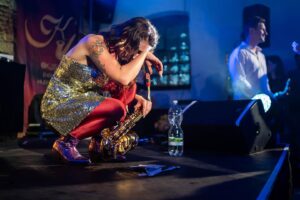 Kateřina Janečková Instagram - Můj 3.oficiální koncert vypukne už zítra v 18:00 v Akropoli!💥
📞Před hodinou mi volala MAMAžerka Káč uprostřed toho všeho mumraje. Tedy:

Uprostřed staveniště během konverzace s dělníkem (u ní doma), kdy kolem běhají její 2 děti, rozesílat plán zvukovek, vymýšlet si outfit, nehty, podepisovat smlouvu na catering, myje 4 židle (který v Akropoli nemají a já je potřebuju na jedno ze svých vystoupení), ve své vlastni manufaktuře u toho ručně vyrábí štěstíčka, volá s Hendricksem, řeší nový merch, zjistije, ze ma ode mě staré číslo na tatenčnici (infarkt)😃 … 😮‍💨
a do toho všeho, co ještě stíhá organizovat běžný management (dneska hraju nemalou akci pro Lamborghini) … mi zavolá: „Jak se cítíš? Chci ti jenom říct, že to bude dobrý! A že kdybys na něco zapomněla, tak se nic neděje. Prostě mi zavolej.” 
A posílá mi fotky, kde je doprčic ještě vtipná?!😂❤️

A já už sedím v autě směr Praha a jsem strašně moc hrdá, že s Tebou můžu žít prací 😃 A vším kolem😃💗 
Tenhle ušetřený čas, kdy už nemusím řídit (děkuju @alespudel ) chci věnovat poděkování Tobě @hostivarska.kac !!! ❤️ #jedemedal