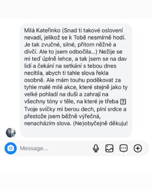 Kateřina Janečková Instagram - V 1 jedinej den: co vnímáte Vy a co je za oponou?
Emoční a energická labilita, vyčerpanost protkaná vděčností. Tenhle život je zatraceně barevnej, poznávám nepředstavitelný odstíny stavů a nálad. A většinu času jsem low, abych pak se ságem pro Vás mohla být high as *🙌🏻
A takhle stále dokola🔄, se snahou snižovat vrcholy sinusoidy směrem ke středu.