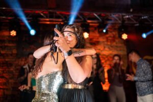 Kateřina Janečková Instagram - Můj 3.oficiální koncert vypukne už zítra v 18:00 v Akropoli!💥
📞Před hodinou mi volala MAMAžerka Káč uprostřed toho všeho mumraje. Tedy:

Uprostřed staveniště během konverzace s dělníkem (u ní doma), kdy kolem běhají její 2 děti, rozesílat plán zvukovek, vymýšlet si outfit, nehty, podepisovat smlouvu na catering, myje 4 židle (který v Akropoli nemají a já je potřebuju na jedno ze svých vystoupení), ve své vlastni manufaktuře u toho ručně vyrábí štěstíčka, volá s Hendricksem, řeší nový merch, zjistije, ze ma ode mě staré číslo na tatenčnici (infarkt)😃 … 😮‍💨
a do toho všeho, co ještě stíhá organizovat běžný management (dneska hraju nemalou akci pro Lamborghini) … mi zavolá: „Jak se cítíš? Chci ti jenom říct, že to bude dobrý! A že kdybys na něco zapomněla, tak se nic neděje. Prostě mi zavolej.” 
A posílá mi fotky, kde je doprčic ještě vtipná?!😂❤️

A já už sedím v autě směr Praha a jsem strašně moc hrdá, že s Tebou můžu žít prací 😃 A vším kolem😃💗 
Tenhle ušetřený čas, kdy už nemusím řídit (děkuju @alespudel ) chci věnovat poděkování Tobě @hostivarska.kac !!! ❤️ #jedemedal
