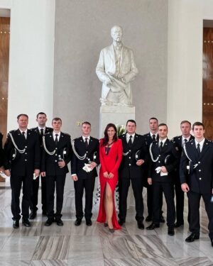 Kateřina Janečková Instagram - Včera jsem si zahrála ve Španělském sále Pražského hradu, kde se oceňovala vyznamenání českým hasičům. ❤️‍🔥 Děkuju, je to pro mě obrovská čest!😌🇨🇿
Opravdu epická videa z tohoto mého zážitku - již brzy!😁
###
#prazskyhrad #saxofonistka #saxofonista #sax #kjsax #saxophone #saxophonist #praha #prague #hasicroku #hasic #uniform
