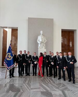 Kateřina Janečková Instagram - Včera jsem si zahrála ve Španělském sále Pražského hradu, kde se oceňovala vyznamenání českým hasičům. ❤️‍🔥 Děkuju, je to pro mě obrovská čest!😌🇨🇿
Opravdu epická videa z tohoto mého zážitku - již brzy!😁
###
#prazskyhrad #saxofonistka #saxofonista #sax #kjsax #saxophone #saxophonist #praha #prague #hasicroku #hasic #uniform