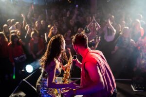 Kateřina Janečková Instagram - Můj 3.oficiální koncert vypukne už zítra v 18:00 v Akropoli!💥
📞Před hodinou mi volala MAMAžerka Káč uprostřed toho všeho mumraje. Tedy:

Uprostřed staveniště během konverzace s dělníkem (u ní doma), kdy kolem běhají její 2 děti, rozesílat plán zvukovek, vymýšlet si outfit, nehty, podepisovat smlouvu na catering, myje 4 židle (který v Akropoli nemají a já je potřebuju na jedno ze svých vystoupení), ve své vlastni manufaktuře u toho ručně vyrábí štěstíčka, volá s Hendricksem, řeší nový merch, zjistije, ze ma ode mě staré číslo na tatenčnici (infarkt)😃 … 😮‍💨
a do toho všeho, co ještě stíhá organizovat běžný management (dneska hraju nemalou akci pro Lamborghini) … mi zavolá: „Jak se cítíš? Chci ti jenom říct, že to bude dobrý! A že kdybys na něco zapomněla, tak se nic neděje. Prostě mi zavolej.” 
A posílá mi fotky, kde je doprčic ještě vtipná?!😂❤️

A já už sedím v autě směr Praha a jsem strašně moc hrdá, že s Tebou můžu žít prací 😃 A vším kolem😃💗 
Tenhle ušetřený čas, kdy už nemusím řídit (děkuju @alespudel ) chci věnovat poděkování Tobě @hostivarska.kac !!! ❤️ #jedemedal