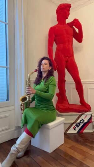 Kateřina Janečková Instagram - Saxophone cover písně No time to die od @biliebyeilish nahraný během mého sólo výletu do Paříže. Co říkáte na moje zpracování?😊🎷💗 A Ano, ta socha Davida je hodně speciální😂, ale o něco zajímavější fakt je ten, že jsem tu noc spala v posteli Vincenta Van Gogha … ach🥹😄