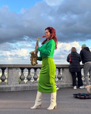 Kateřina Janečková Instagram - Další busking meta splněna!🇫🇷✨💃🎷Zahrát si na saxofon v Paříži při západu slunce pro stovky lidí sedících na schodech pod Sacré Cœur, to byl můj dnešní zážitek. Romantickej, až na půdu baziliky.💗 
Dokonce za mnou přišla sledující (taky muzikantka:)) z Česka, což mě fakt potěšilo!🥰 
FYI: Na busking rozhodně doporučuju. Povolení jsem neměla a nemělo by být třeba.