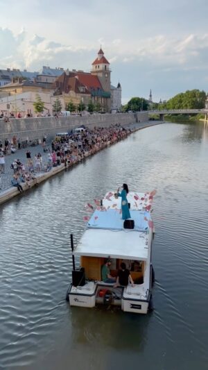 Kateřina Janečková Instagram - Magic ✨🎷⛵️
Jsem moc rád, že se to včera povedlo a díky moc všem, kdo jste byli toho součástí! 
Pokaždé totální experiment, nervů s technikou habakuk, ale naštěstí jsem se už za tu dobu naučil nemít jeden záložní plán, ale rovnou raději dva což se včera hodilo😄🙈
A Kači díky, že jsi dopřála Olomouci další epesní zážitek 😊 @kj.sax a @matej_kos za pomoc se scénou 😉
📹 @n.ee.r.a 
@plavby_olomouc @oloslap @olopoint @olomouckanaplavka #ololod #oloslap #olomouctourism #plavbylodi #koncert #czechtourism