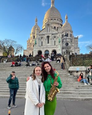 Kateřina Janečková Instagram - Další busking meta splněna!🇫🇷✨💃🎷Zahrát si na saxofon v Paříži při západu slunce pro stovky lidí sedících na schodech pod Sacré Cœur, to byl můj dnešní zážitek. Romantickej, až na půdu baziliky.💗 
Dokonce za mnou přišla sledující (taky muzikantka:)) z Česka, což mě fakt potěšilo!🥰 
FYI: Na busking rozhodně doporučuju. Povolení jsem neměla a nemělo by být třeba.