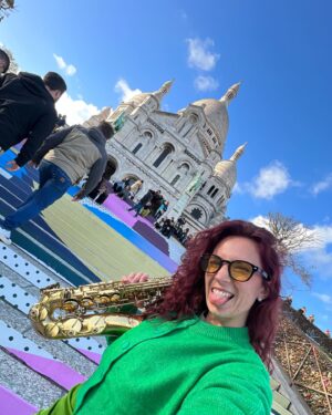 Kateřina Janečková Instagram - Další busking meta splněna!🇫🇷✨💃🎷Zahrát si na saxofon v Paříži při západu slunce pro stovky lidí sedících na schodech pod Sacré Cœur, to byl můj dnešní zážitek. Romantickej, až na půdu baziliky.💗 
Dokonce za mnou přišla sledující (taky muzikantka:)) z Česka, což mě fakt potěšilo!🥰 
FYI: Na busking rozhodně doporučuju. Povolení jsem neměla a nemělo by být třeba.