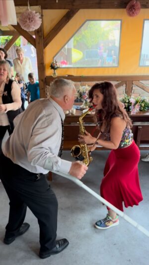 Kateřina Janečková Instagram - Nemusíš umět tančit, aby sis užil party. Stačí, když tančit budeš.😀💃🕺💗 #svatba #svatební #party #saxofon #kjsax