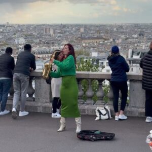 Kateřina Janečková Instagram - Další busking meta splněna!🇫🇷✨💃🎷Zahrát si na saxofon v Paříži při západu slunce pro stovky lidí sedících na schodech pod Sacré Cœur, to byl můj dnešní zážitek. Romantickej, až na půdu baziliky.💗 
Dokonce za mnou přišla sledující (taky muzikantka:)) z Česka, což mě fakt potěšilo!🥰 
FYI: Na busking rozhodně doporučuju. Povolení jsem neměla a nemělo by být třeba.