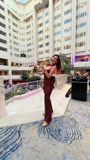Kateřina Janečková Instagram - Za první pořádnou výplatu jsem pozvala svojí mamku do Hiltonu. To bylo něco! Teď, po 7 letech, si tu vydělávám na luxusním večírku hudbou, když hraju na saxofon pro právníky z celého světa.🌍Neskutečný!!💗
