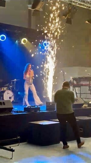 Kateřina Janečková Instagram - Pov: skvělá včerejší spolupráce na firemní akci v Olomouci!🎷S radostí sdílím super zkušenost 💗Díky, že jste si vybrali saxofonistku, která ráda cestuje (- obzvlášť do Olomouce 😁)