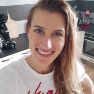 Kateřina Kolbová Instagram - Krásný, úžasný podzimní den 🍁
Mým přáním je předat Vám svou pozitivní energii, abyste měli radost z celého dne a těšili se z maličkostí, které Vás na každém rohu potkávají.
A k tomu uvedení nového videoreceptu - již dnes večer a uzavření rezervací na vánoční cukrovíčko 🎅
Podívejte se na celé videjko a budu moc ráda, když mi napíšete, že se máte také skvěle a že se už nemůžete, stejně jako já, dočkat na ten volný den před námi 🤩
.
.
#ladybaker
#vevýrobničce
#vanoceprichazeji #vanocnicukrovi #vanoce #vanocniatmosfera #blogerka #pozitivnienergie #zlin #fitgirl #svatba2022 #svatby #cukrarskysen #dnespeciem #peceni #cukrarka #daybyme #inspirace #dekuji #krasnyden #dezert #vkuchyni #jdizasvymsnem #nevzdavejse #pokorsvelimity #laska #podzim #recept #recepty