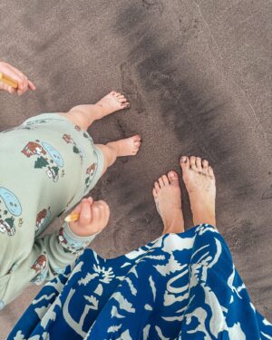 Kateřina Koubová Instagram - Tenhle moment si tu musím zanechat 🌊 První setkání s mořem 🥹 Naprosto bez zábran se tam potom vrhl - zítra pořizuju rukávky a vodítko, musíme se ještě oba dva vrátit domu 😃
#firtsea #mylove #son #baby #max #tenerife #sea