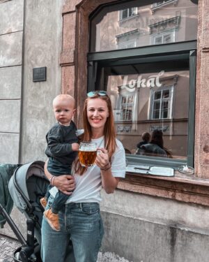 Kateřina Koubová Instagram - Konečně jsme vytáhli na chvilku paty z domu 🍻 Max byl zase nemocný, tak jsme přežívali doma 🥴 No co vám budu, čerstvý vzduch a pivo, to je lék 😃
#out #sun #beer #prague #czech #love #myson #max #maximusdecimus #lokal #laska