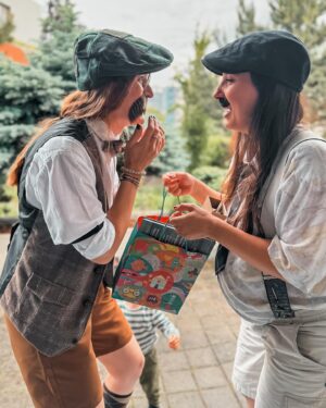 Kateřina Koubová Instagram - D-Ě-K-U-J-U 🤎 M-I-L-U-J-U
O rok starší a moji gentlemani zůstávají 🫶🏻 
Skvělá oslava, jsem ráda, že se máme!
#miluju #mojeholky #nebojkluci #gentelman #style #birthday #32 #party #time #drink #cake #love #friendship #peakyblinders #bylonaspet
