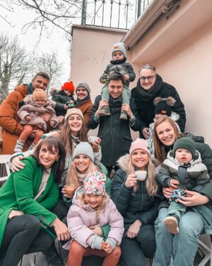 Kateřina Koubová Instagram - Konec roku v té nejlepší společnosti ❤️
Ještě posílám pusu, objetí a ťuknutí skleničky @martina.helis @klarkaproskova a @terry_duskova 😘
#friends #family #kids #happynewyear #bebetter2024