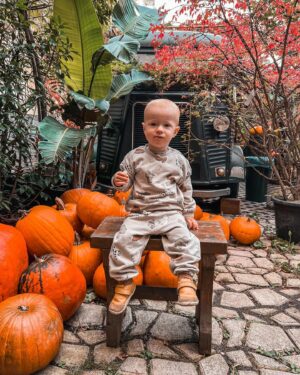 Kateřina Koubová Instagram - Dýňe time 🎃
#dyne #autumn #time #mood #friends #besties #kids #baby #max #pumpkin #coffee #truck #mamas #love