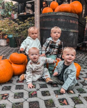 Kateřina Koubová Instagram - Dýňe time 🎃
#dyne #autumn #time #mood #friends #besties #kids #baby #max #pumpkin #coffee #truck #mamas #love