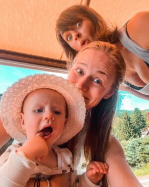 Kateřina Koubová Instagram - Ach, co napsat? 😃 Bylo to intenzivní, ale skvělý! Další společná akce, hodně smíchu, řevu, nudlí, sluníčka, dobrot a přátel 🥂Teď bych potřebovala dovolenou z mateřský dovolený, šlo by to? 🤔 
#friends #kids #intense #fun #czech #cottage #sun #summer