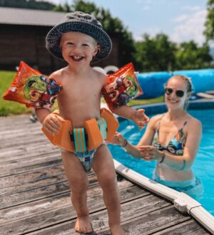Kateřina Koubová Instagram - 📍 Další úžasný místo, který si uložte 👉🏻 @chaloupka_pod_strani 🏠
Nádherná chaloupka v Jeseníkách s ještě hezčí přírodou kolem 🙏🏻 To byl úplně balzám na duši! 
3 ložnice   spánek na kamnech 🥹 bazén, sauna, vířivka, prolézačky pro děti, venkovní sezení s grilem a spousta dalšího! Rozhodně doufám, že se tam ještě na pár dní otočíme 💙 Velké díky @papaja_22 a @maixner_tomas!
#chaloupkapodstrani #chaloupka #jeseniky #prodeti #czech #mountains #accomodation #beautifulplaces #nature #relax #kids #amazing