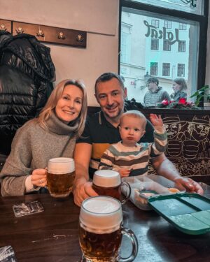 Kateřina Koubová Instagram - Konec roku v té nejlepší společnosti ❤️
Ještě posílám pusu, objetí a ťuknutí skleničky @martina.helis @klarkaproskova a @terry_duskova 😘
#friends #family #kids #happynewyear #bebetter2024