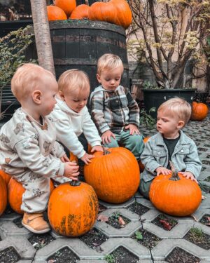 Kateřina Koubová Instagram - Dýňe time 🎃
#dyne #autumn #time #mood #friends #besties #kids #baby #max #pumpkin #coffee #truck #mamas #love