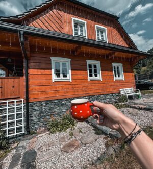 Kateřina Koubová Instagram - 📍 Další úžasný místo, který si uložte 👉🏻 @chaloupka_pod_strani 🏠
Nádherná chaloupka v Jeseníkách s ještě hezčí přírodou kolem 🙏🏻 To byl úplně balzám na duši! 
3 ložnice   spánek na kamnech 🥹 bazén, sauna, vířivka, prolézačky pro děti, venkovní sezení s grilem a spousta dalšího! Rozhodně doufám, že se tam ještě na pár dní otočíme 💙 Velké díky @papaja_22 a @maixner_tomas!
#chaloupkapodstrani #chaloupka #jeseniky #prodeti #czech #mountains #accomodation #beautifulplaces #nature #relax #kids #amazing