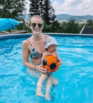 Kateřina Koubová Instagram - 📍 Další úžasný místo, který si uložte 👉🏻 @chaloupka_pod_strani 🏠
Nádherná chaloupka v Jeseníkách s ještě hezčí přírodou kolem 🙏🏻 To byl úplně balzám na duši! 
3 ložnice   spánek na kamnech 🥹 bazén, sauna, vířivka, prolézačky pro děti, venkovní sezení s grilem a spousta dalšího! Rozhodně doufám, že se tam ještě na pár dní otočíme 💙 Velké díky @papaja_22 a @maixner_tomas!
#chaloupkapodstrani #chaloupka #jeseniky #prodeti #czech #mountains #accomodation #beautifulplaces #nature #relax #kids #amazing